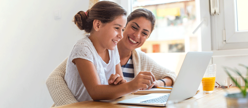 mom-and-kid-using-laptop